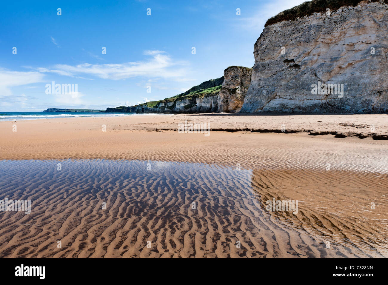 Strand und Klippen bei White Rocks in der Grafschaft Antrim. Stockfoto