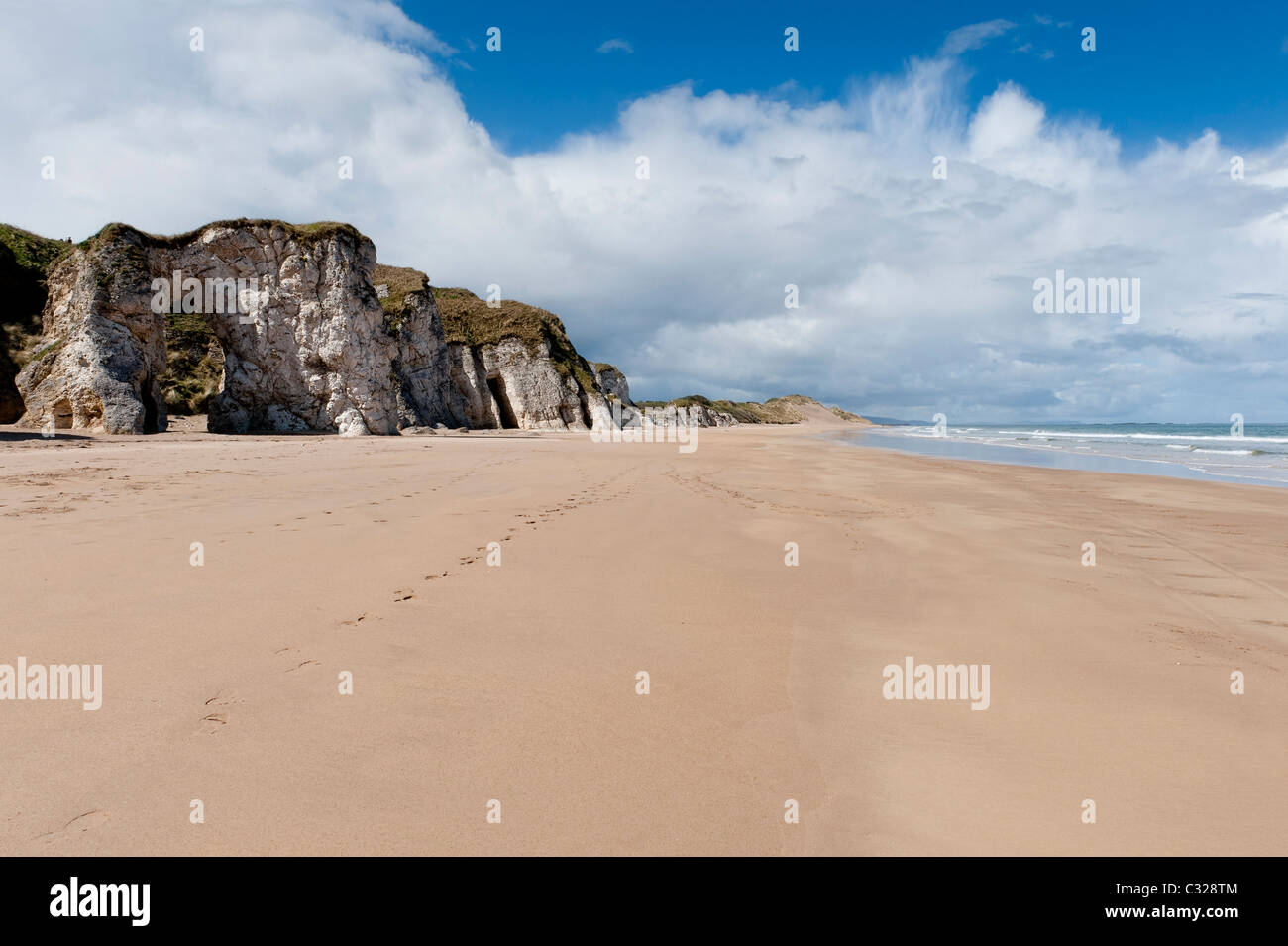 Strand und Klippen bei White Rocks in der Grafschaft Antrim. Stockfoto