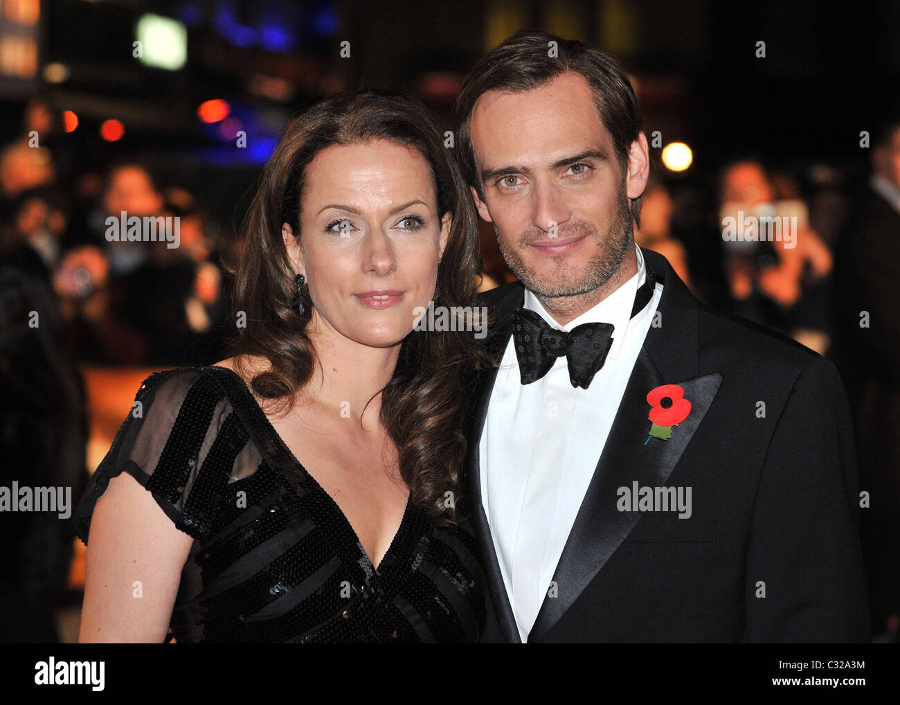 Anatole Taubman (r) und Gast die Weltpremiere des neuen James Bond-Film "Quantum of Solace" statt im Odeon Kino, Stockfoto