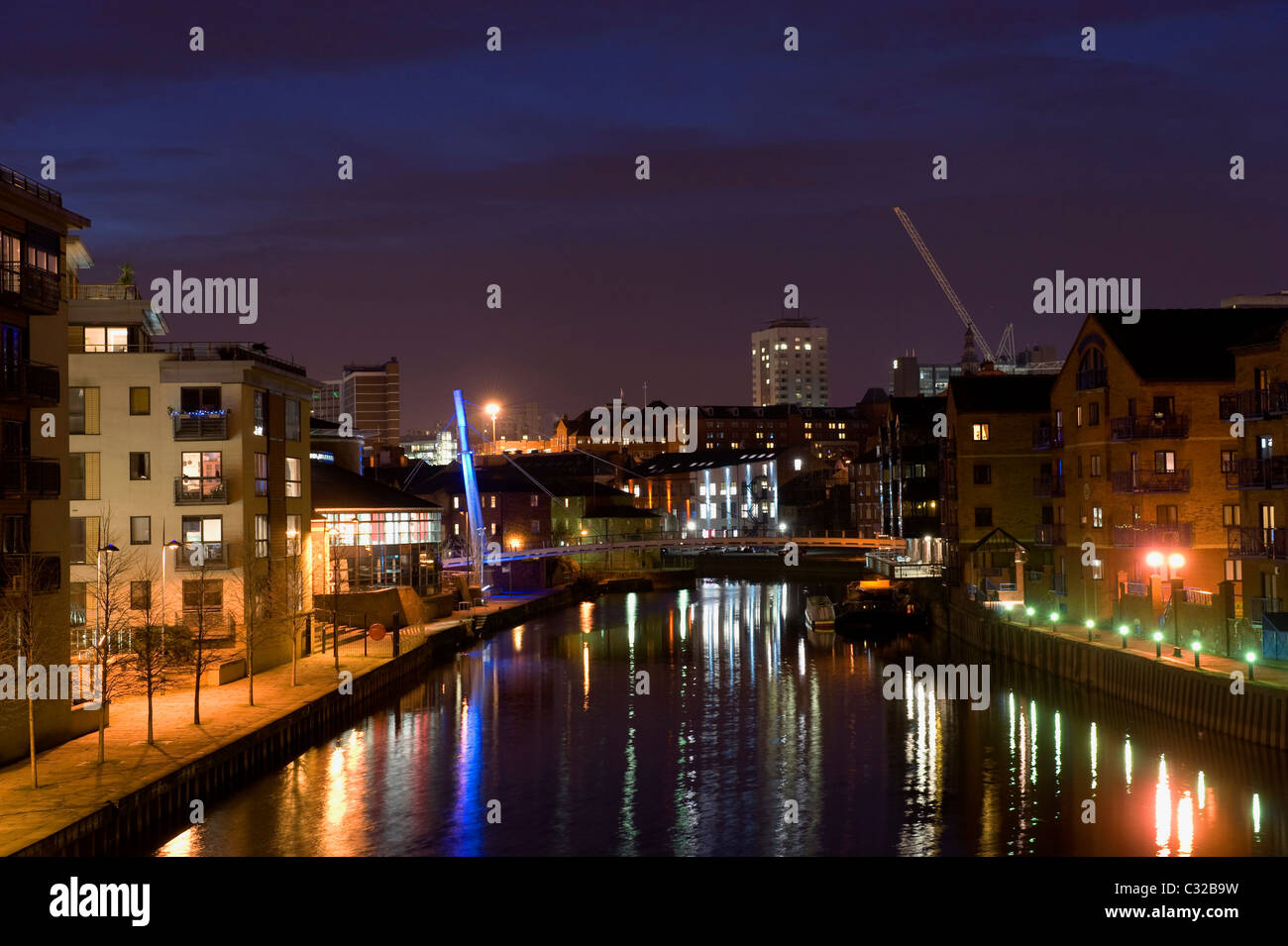 mit Blick auf den Fluss Aire von Büros und Wohnungen in der Stadt Leeds in Großbritannien Dämmerung Stockfoto