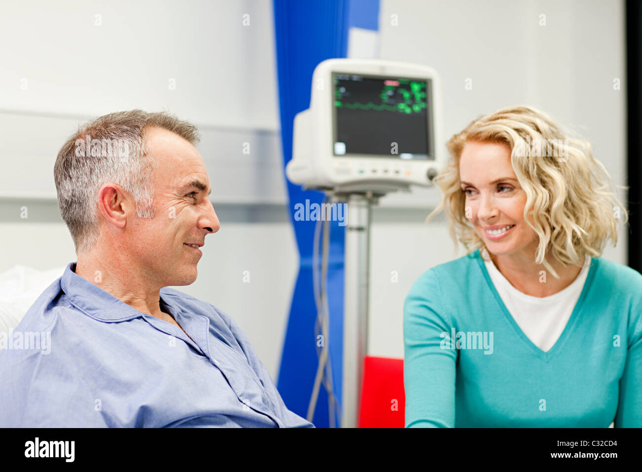 Frau besuchen Mann im Krankenhaus Stockfoto