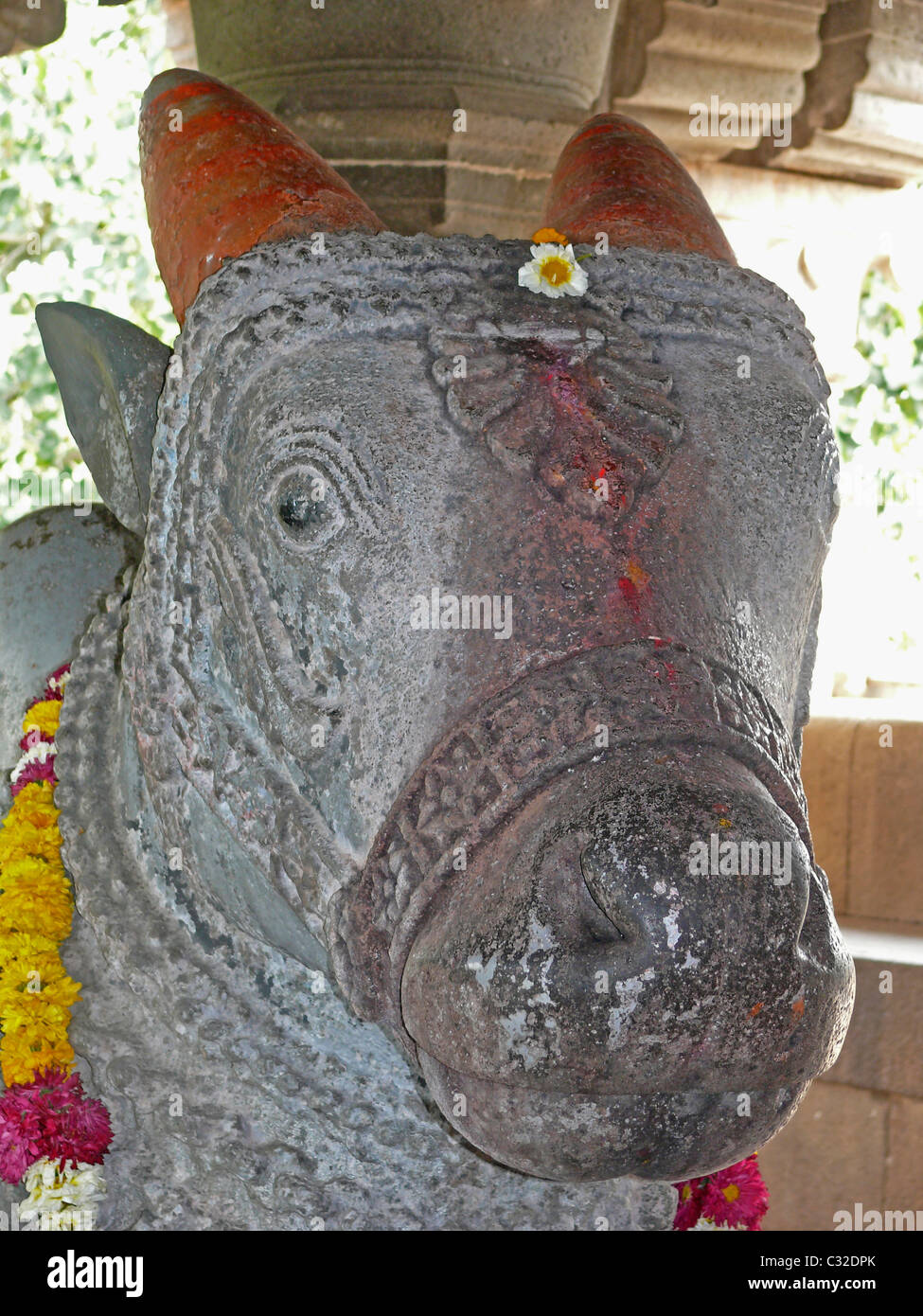 Steinstatue von Nandi an Lord Shiva, Changa Vateshwar Tempel, Saswad, Maharashtra, Indien Stockfoto