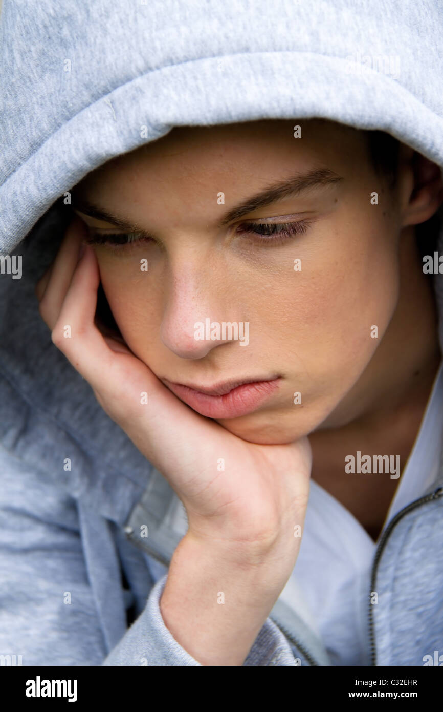 Junge Mann ist langweilig Stockfoto