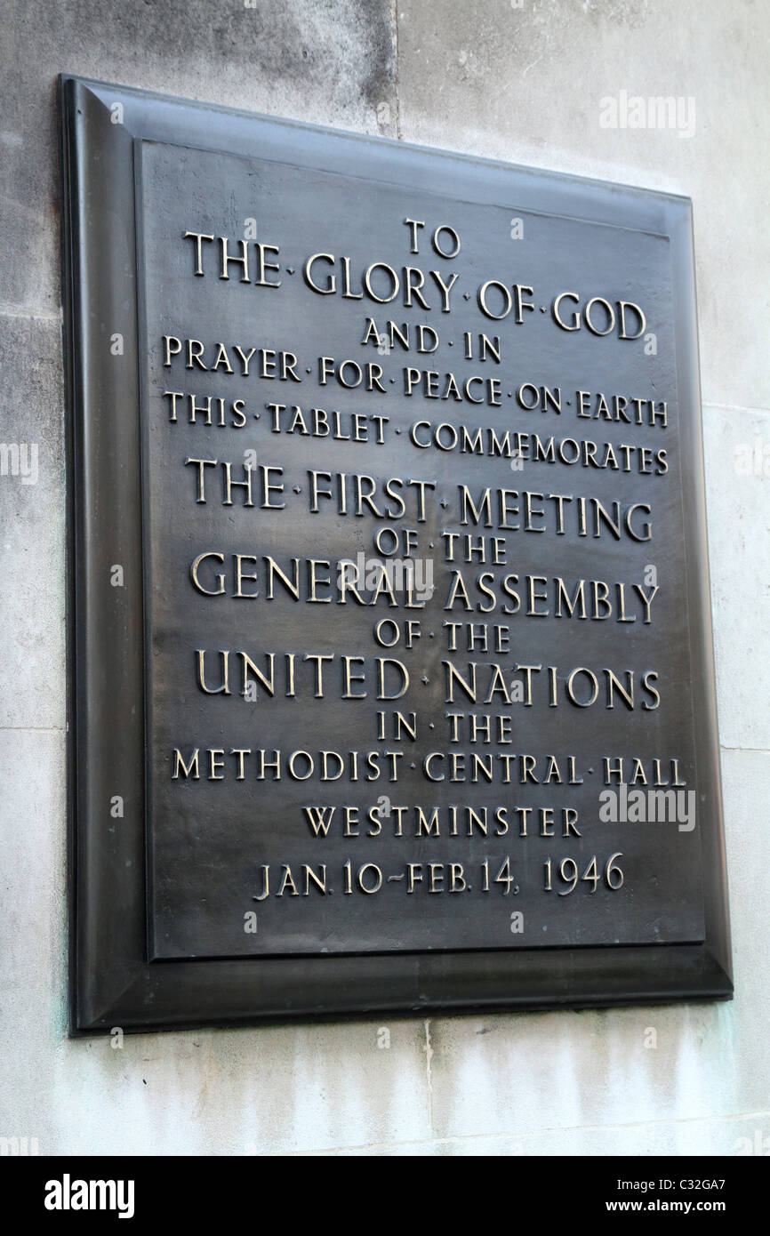 TAFEL ZUM GEDENKEN AN DIE ERSTE SITZUNG DER GENERALVERSAMMLUNG DER VEREINTEN NATIONEN IN DER METHODISTISCHEN CENTRAL HALL IN LONDON UK Stockfoto