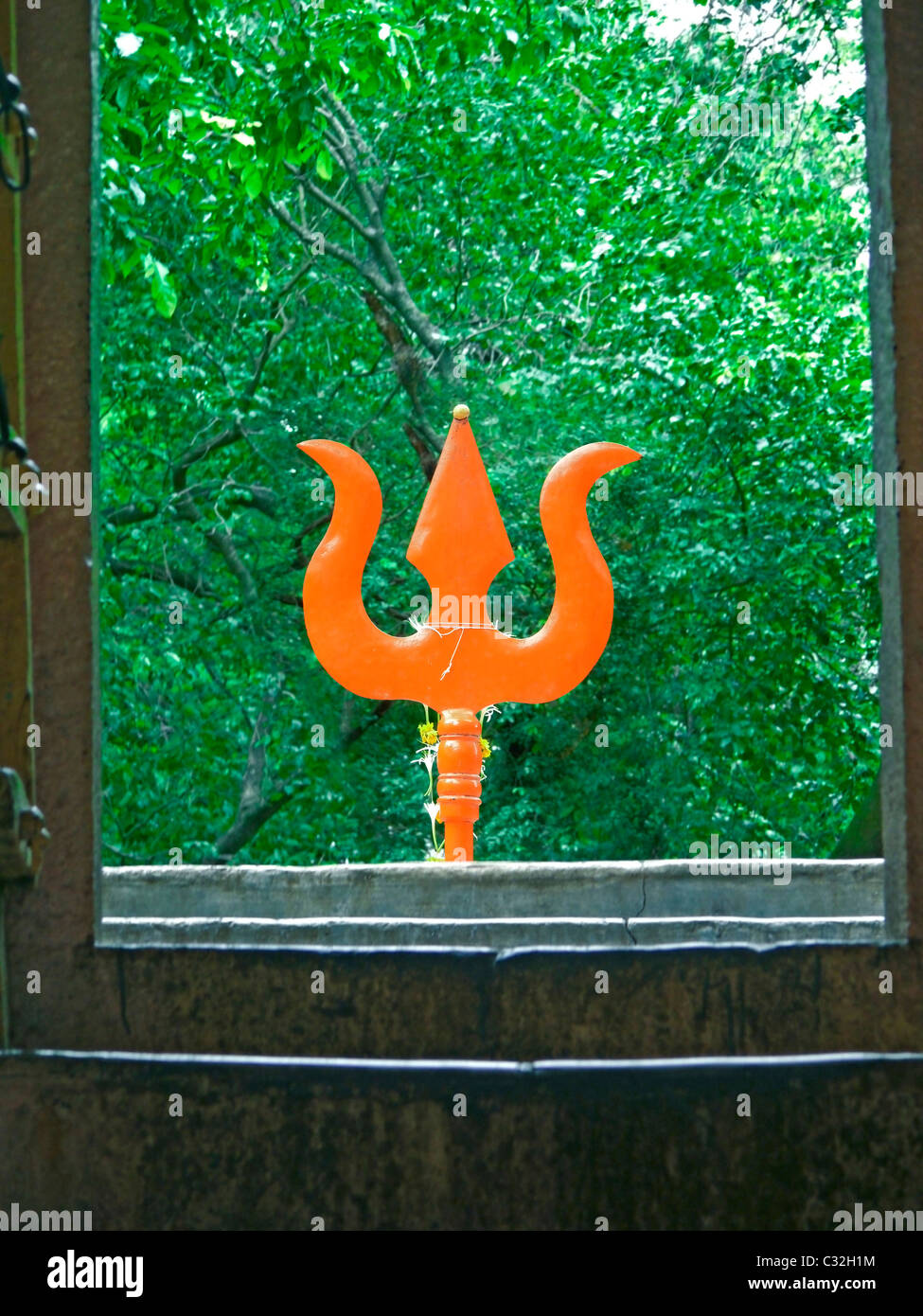 Heiligen Trishul außen Lord Shiva, Baneshwar Tempel, Nasrapur, Maharashtra, Indien Stockfoto