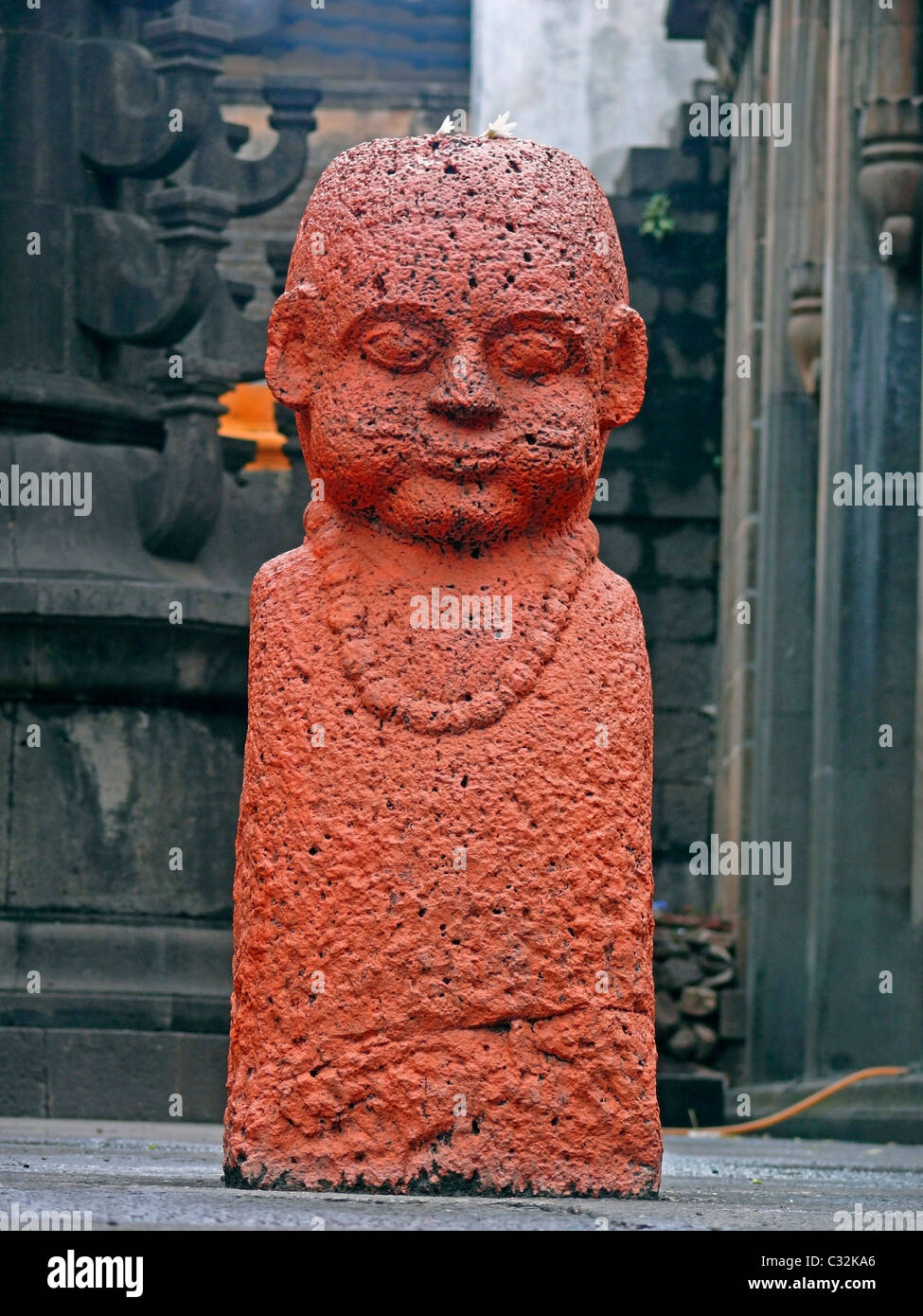 Stein Figur vor den Toren des Heiligtums, Kashi Vishweshwar Tempel, Wai, Satara, Indien Stockfoto