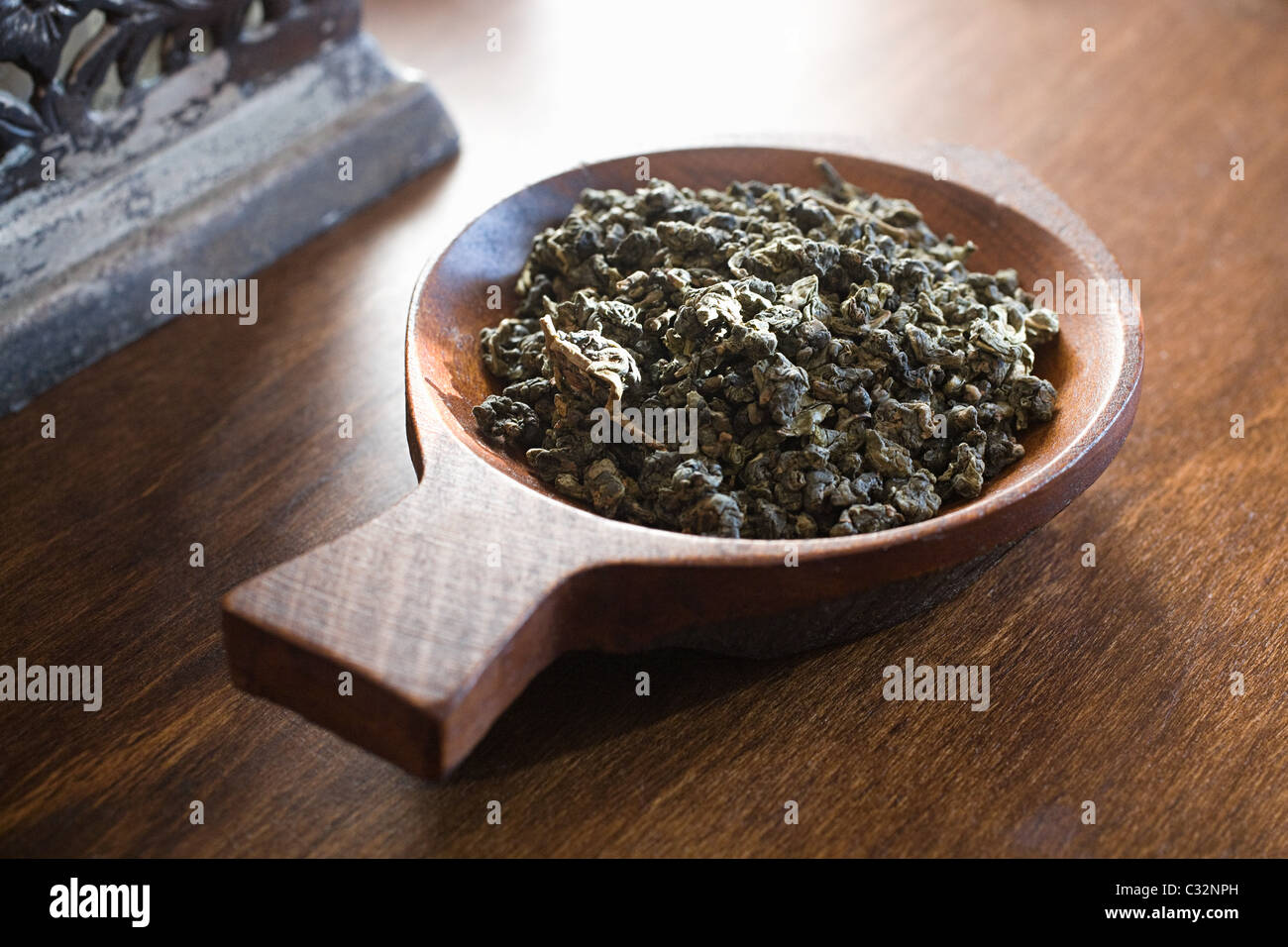 Teeblätter in Holzschale Stockfoto