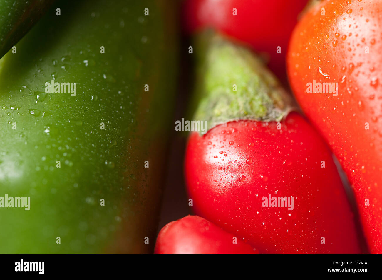 Grüne und rote Peperoni, full-frame Stockfoto