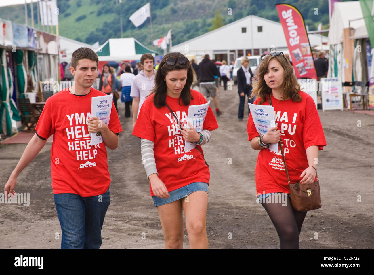 Junge hier helfen Freiwillige bei National Eisteddfod of Wales 2010 Ebbw Vale oder Gwent South Wales UK Stockfoto Junge hier helfen Freiwillige bei National Eisteddfod of Wales 2010 Ebbw Vale oder Gwent South Wales UK Stockfoto