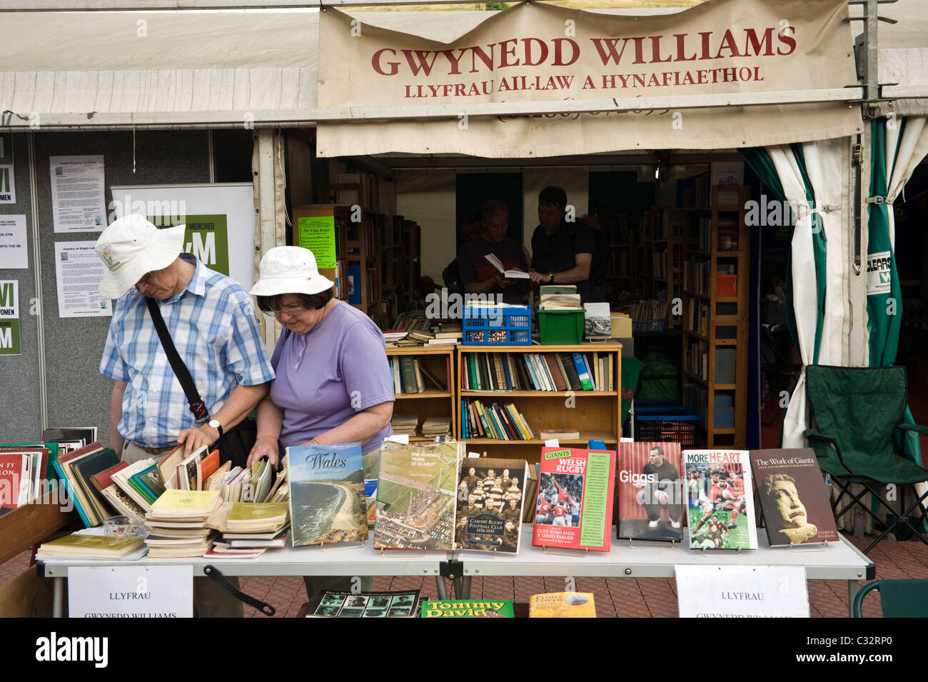 Menschen Surfen die walisische Sprache Buch stall am National Eisteddfod 2010 Ebbw Vale oder Gwent South Wales UK Stockfoto