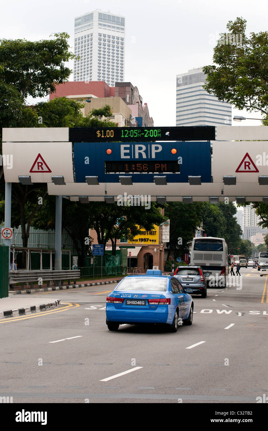 ERP-Verkehr Kontrolle Gantry auf North Bridge Rd, Bugis Junction, Singapur Stockfoto