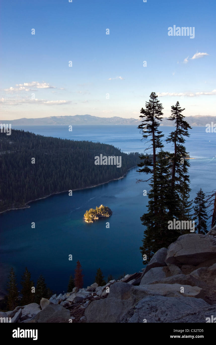 Fannette Island ist im späten Nachmittag Licht in Emerald Bay beleuchtet; Lake Tahoe, CA. Stockfoto