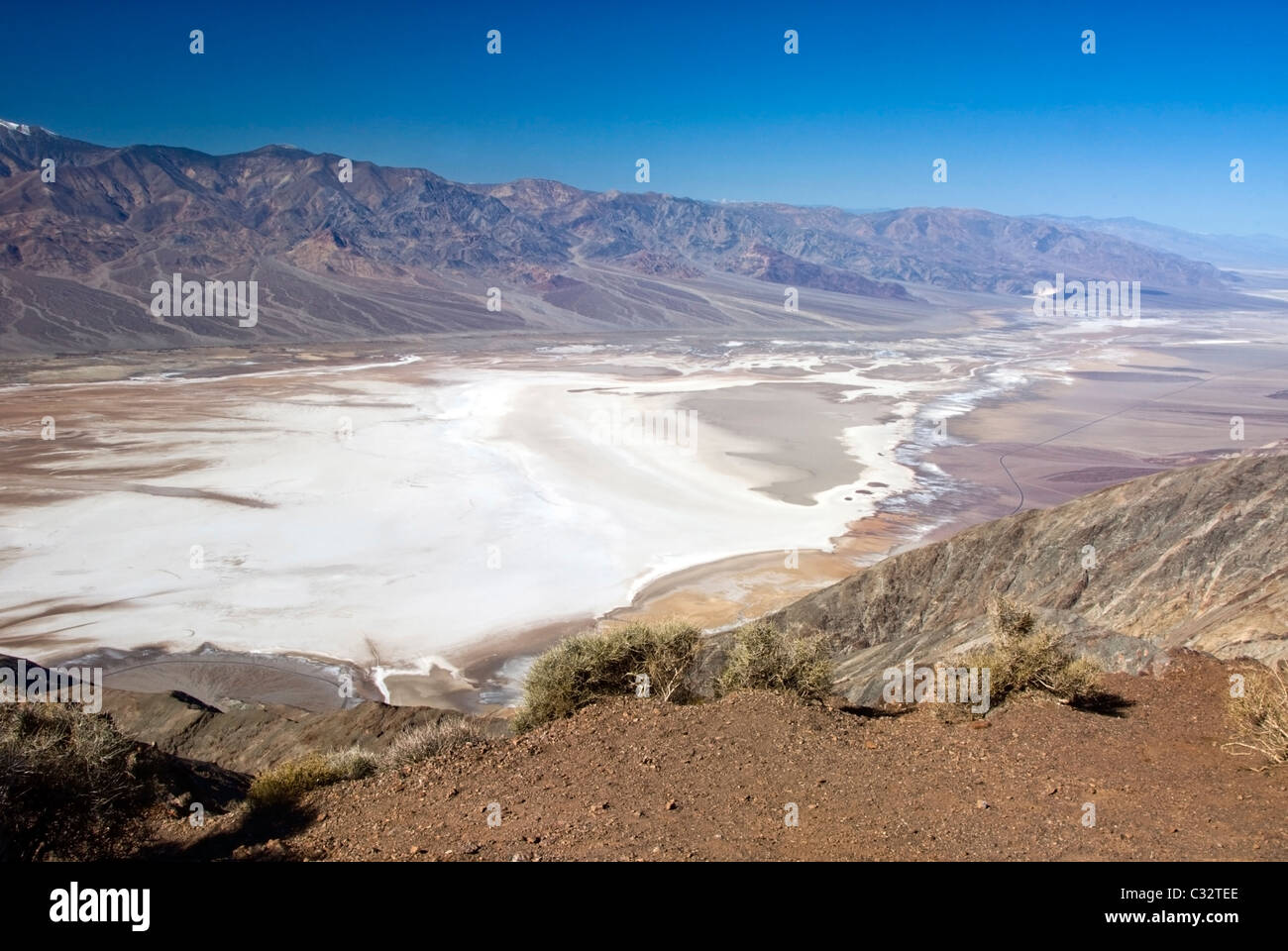 Eine Ansicht des Death Valley National Park, hoch über dem Talboden auf Dantes View, CA entnommen. Stockfoto