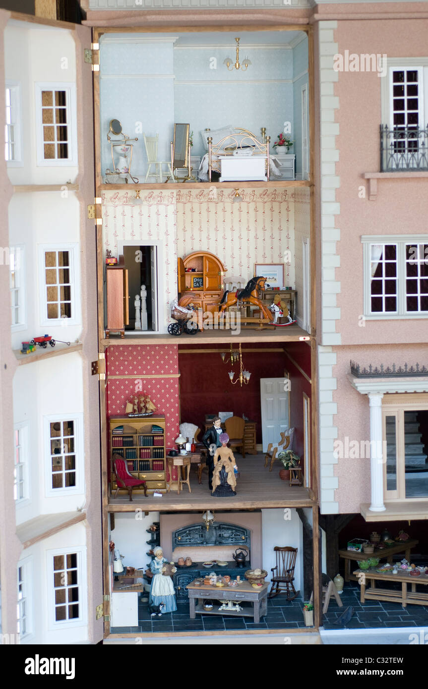 Puppen Haus Interieur Puppen Haus Modell Replik Victorian Wenig Menschen Kleine Mobel Essen Kuche Bibliothek Replik Reproduktion Stockfotografie Alamy