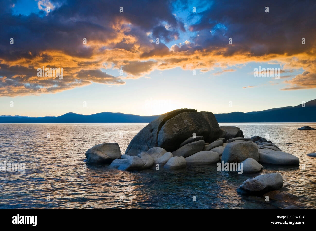 Ein Sonnenuntergang am Whale Rock am Ostufer des Lake Tahoe im Sommer, NV. Stockfoto