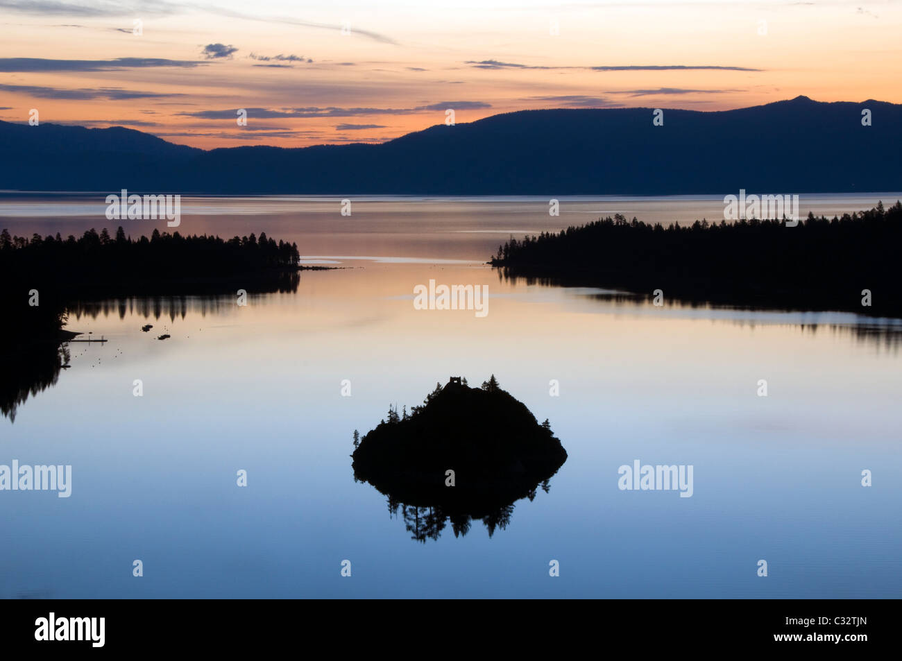 Eine Silhouette von Fannette Island in Emerald Bay bei Sonnenaufgang in Lake Tahoe, Kalifornien. Stockfoto