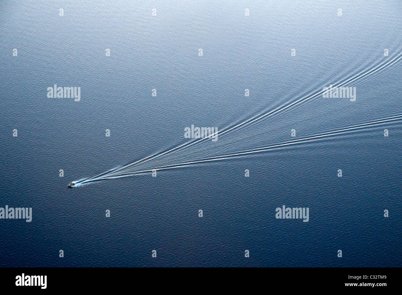 Eine Luftaufnahme eines Bootes verlassen Wellen in Lake Tahoe erstellen ein abstraktes Muster, CA. Stockfoto