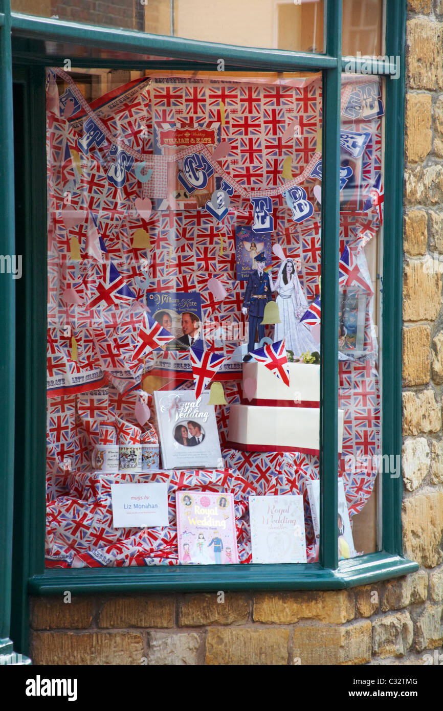 Lasst uns feiern Display im Schaufenster in Sherborne Feier auf der Hochzeit von Prinz William und Kate im April Stockfoto