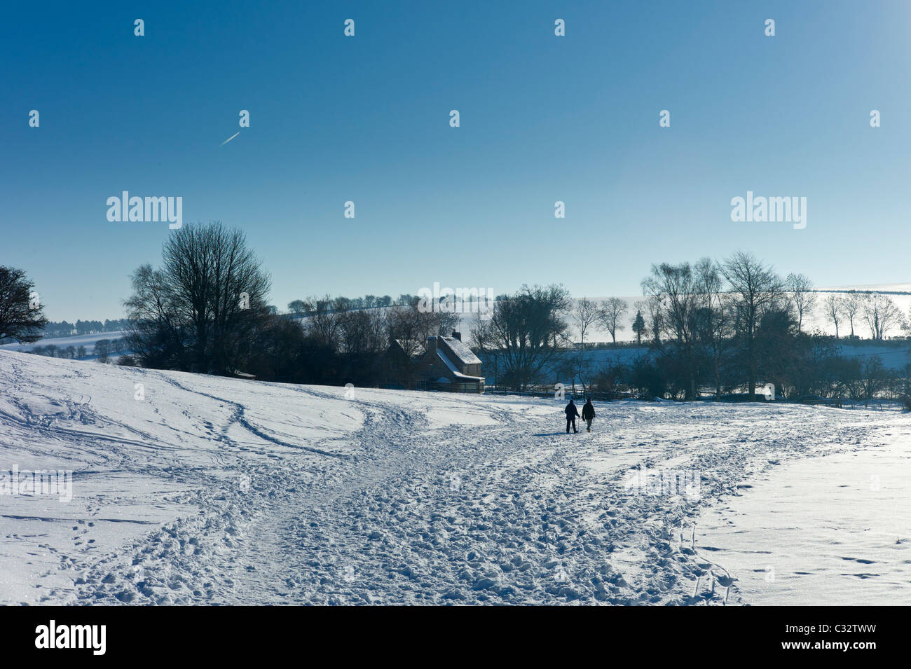 Wanderer im winterlichen Szene am Widford in Cotswolds, UK Stockfoto