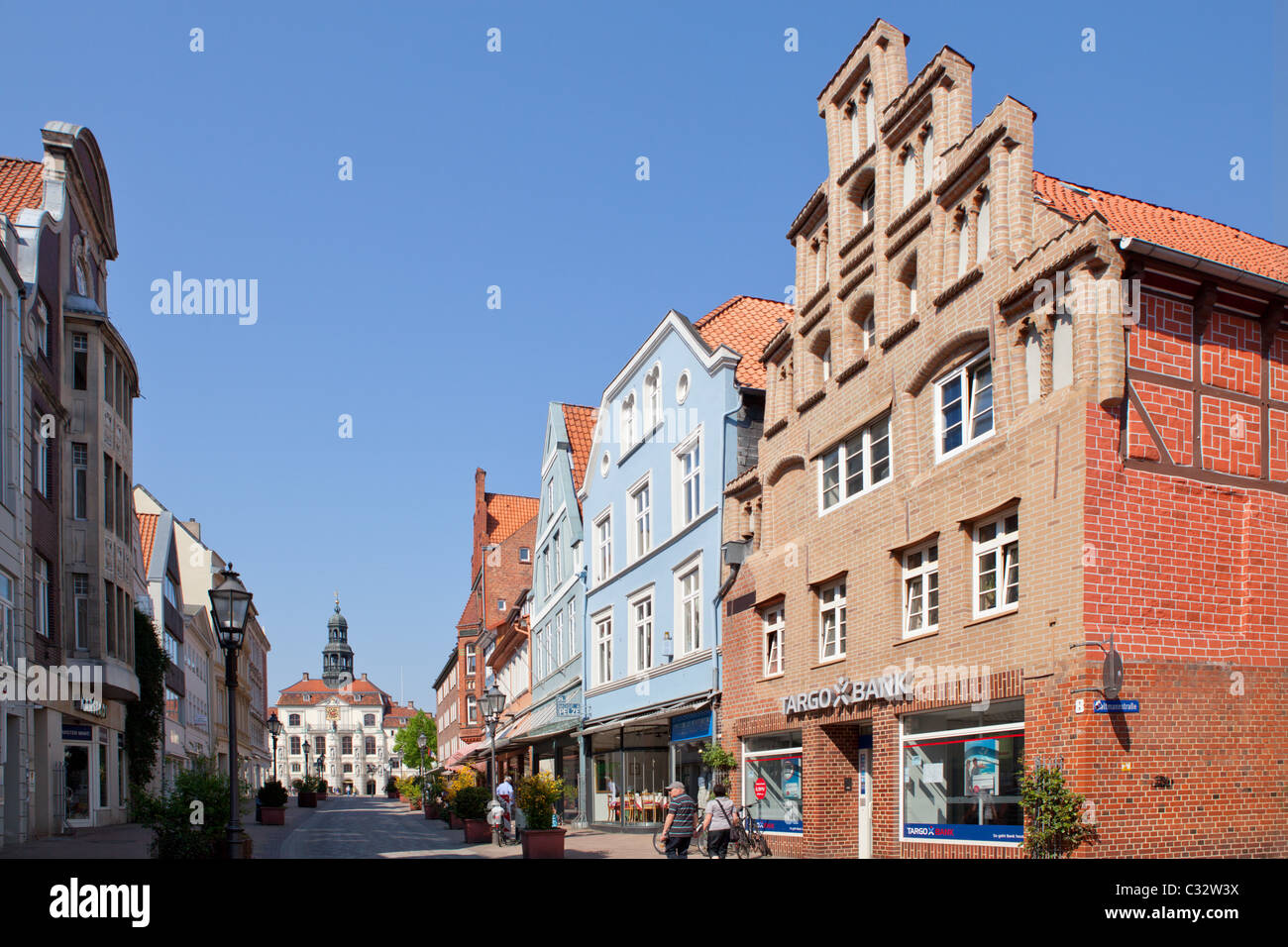 Straße An Den Brodbaenken und Rathaus, Lüneburg, Niedersachsen, Deutschland Stockfoto