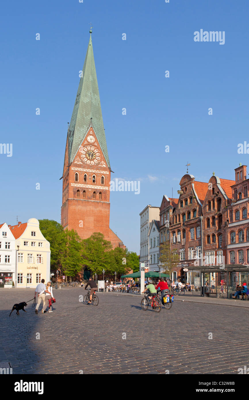 der Platz Am Sande mit Johannis Kirche, Lüneburg, Niedersachsen, Deutschland Stockfoto