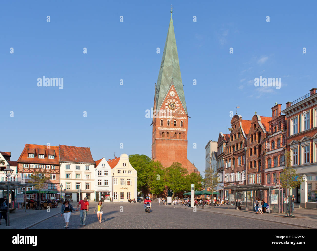 der Platz Am Sande mit Johannis Kirche, Lüneburg, Niedersachsen, Deutschland Stockfoto