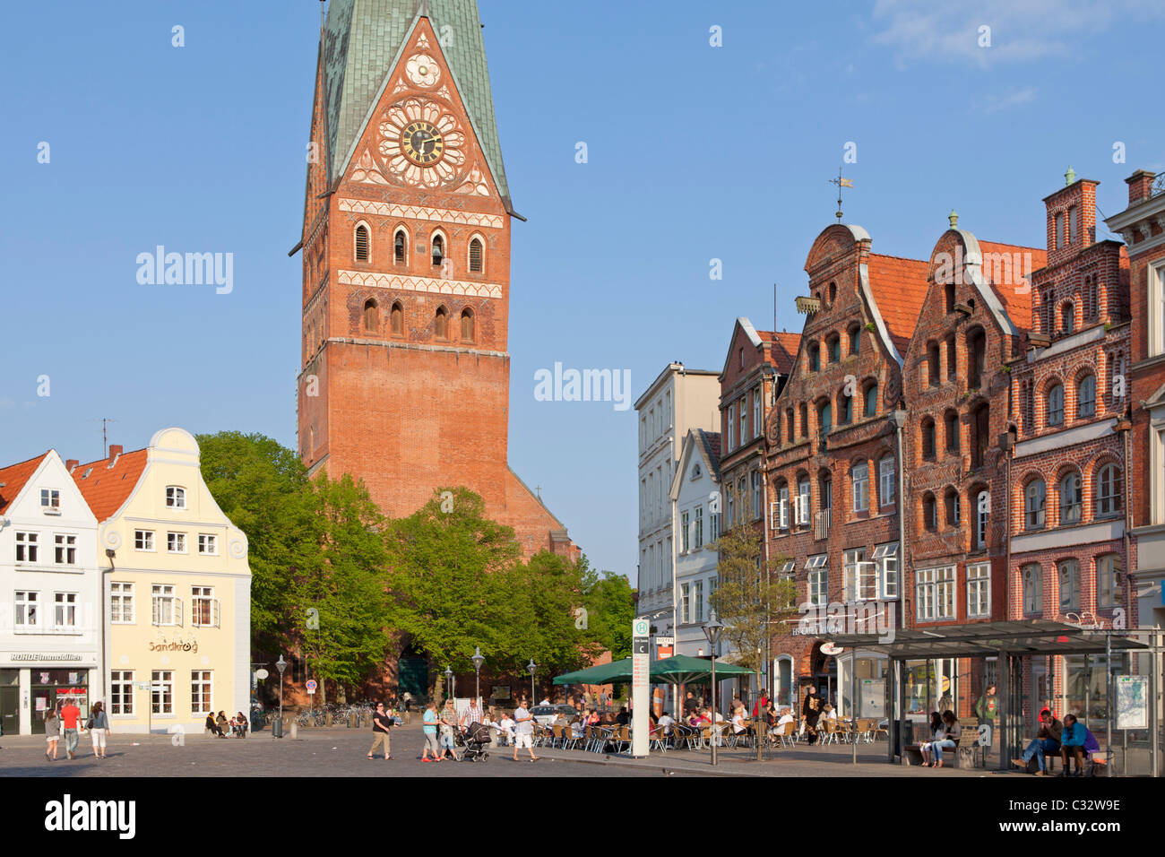 der Platz Am Sande mit Johannis Kirche, Lüneburg, Niedersachsen, Deutschland Stockfoto