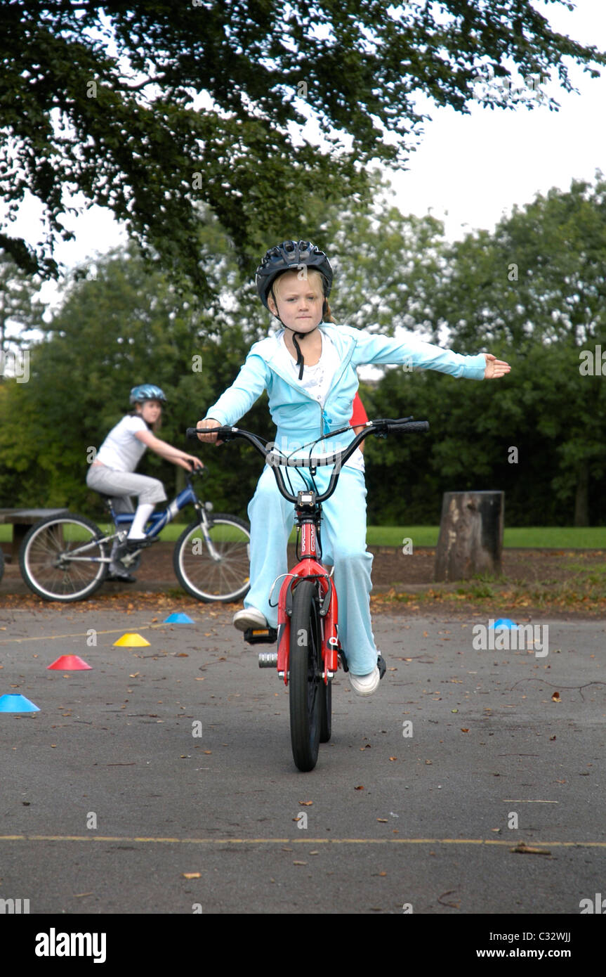 Mädchen, die Fahrrad fahren lernen Stockfoto