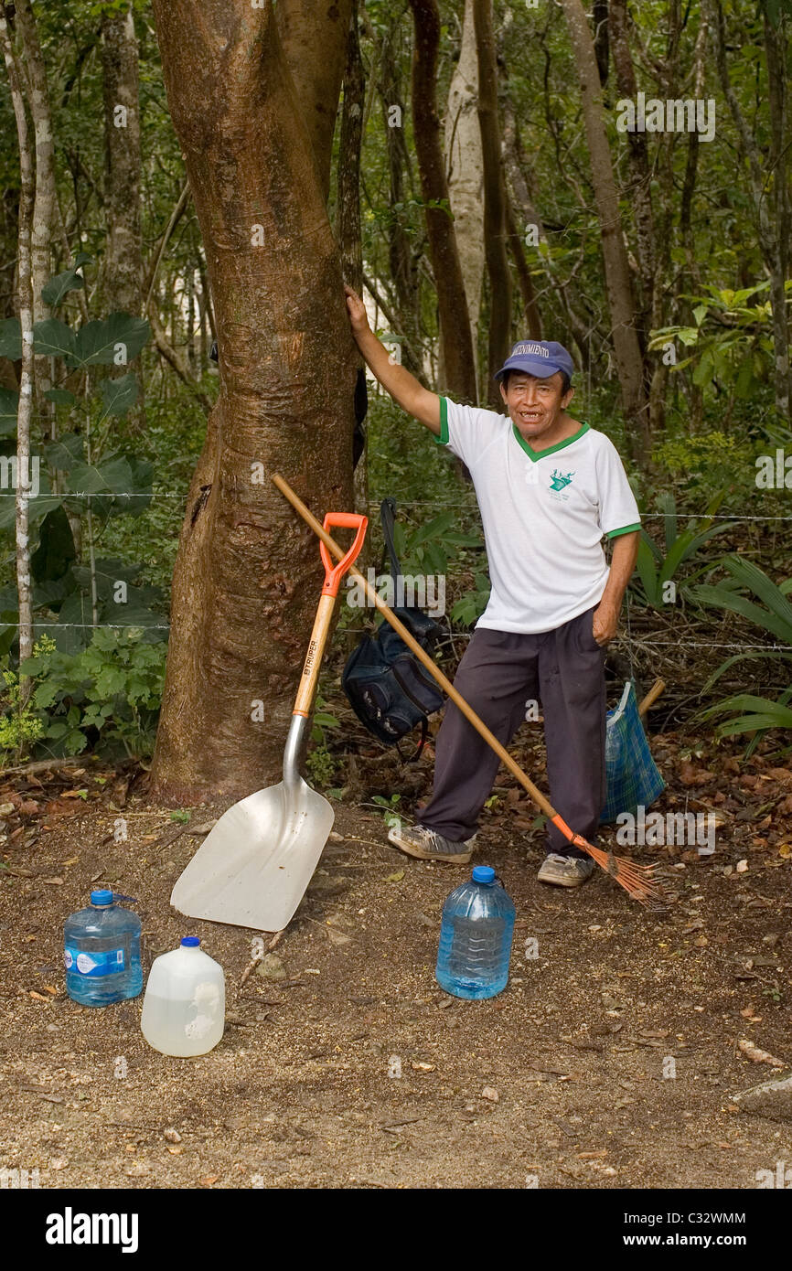 Mexikanischer Arbeiter, der eine Pause im Dschungel nimmt Stockfoto