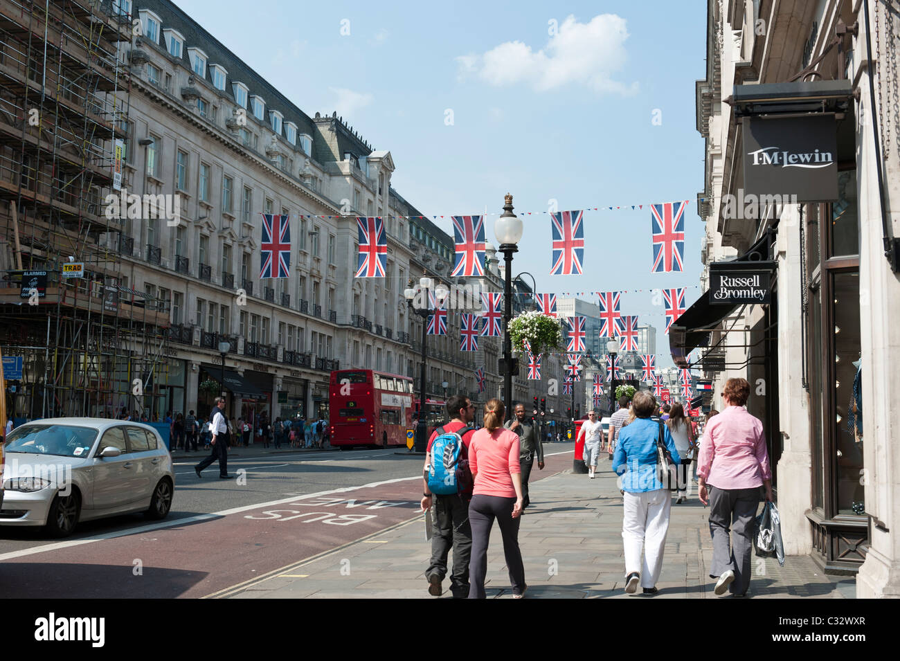 Regent Street, London, geschmückt mit Union Jack Bunting in Vorbereitung für die Hochzeit von Prinz William und Kate Middleton Stockfoto