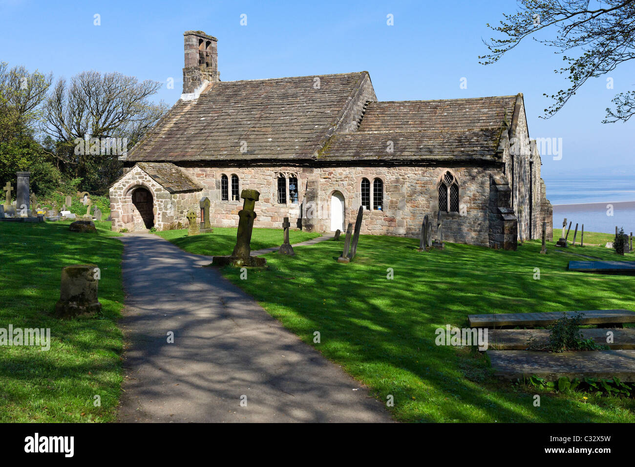 Die historische St. Peter Kirche in Heysham Village, in der Nähe von Morecambe, Lancashire, UK Stockfoto