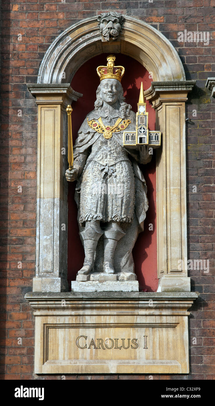 Skulptur von König Charles l in die Fassade des Worcester Guildhall gesetzt. Stockfoto