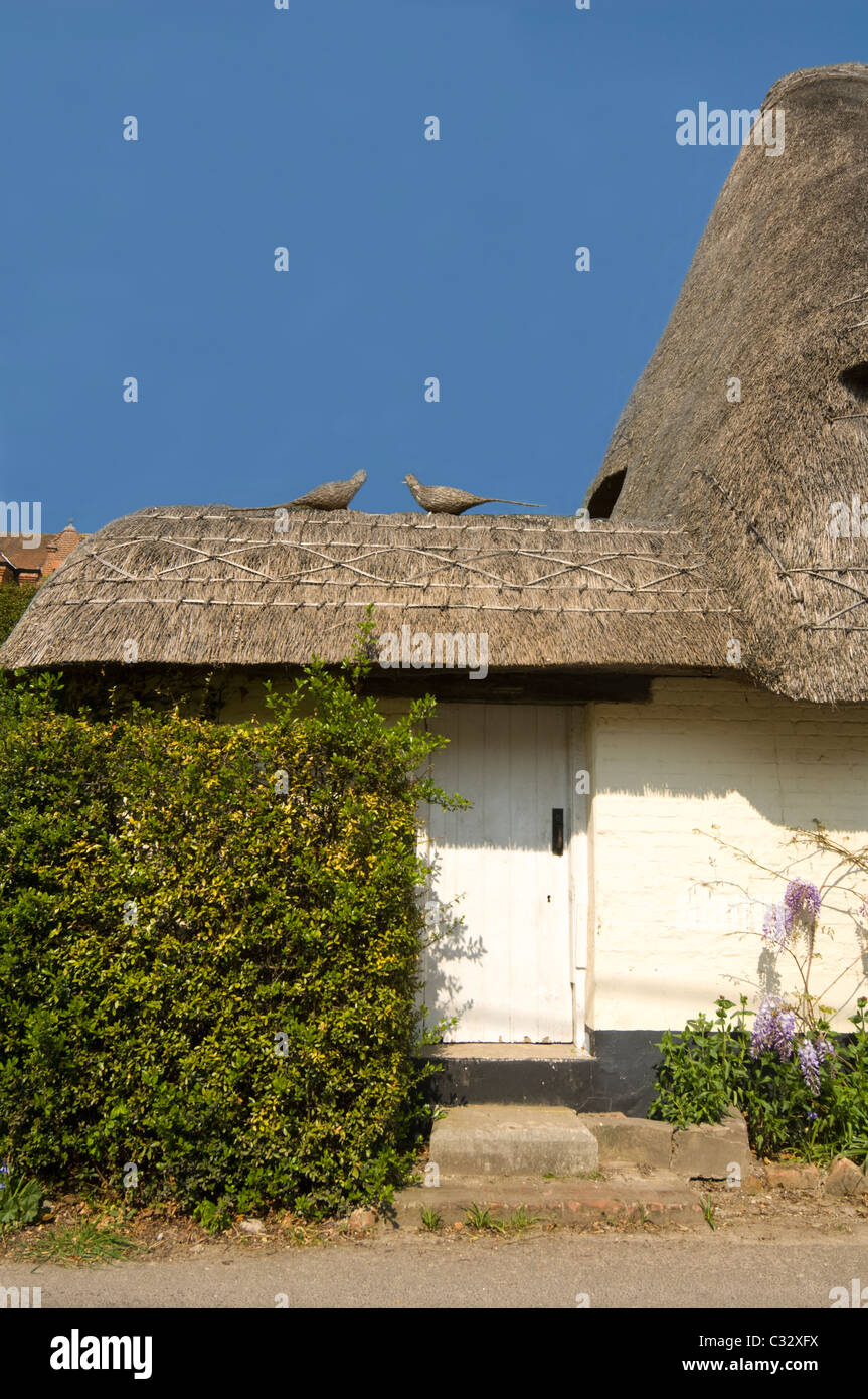 Detail der strohgedeckten Fasane auf Dach Wherwell Hampshire UK Stockfoto