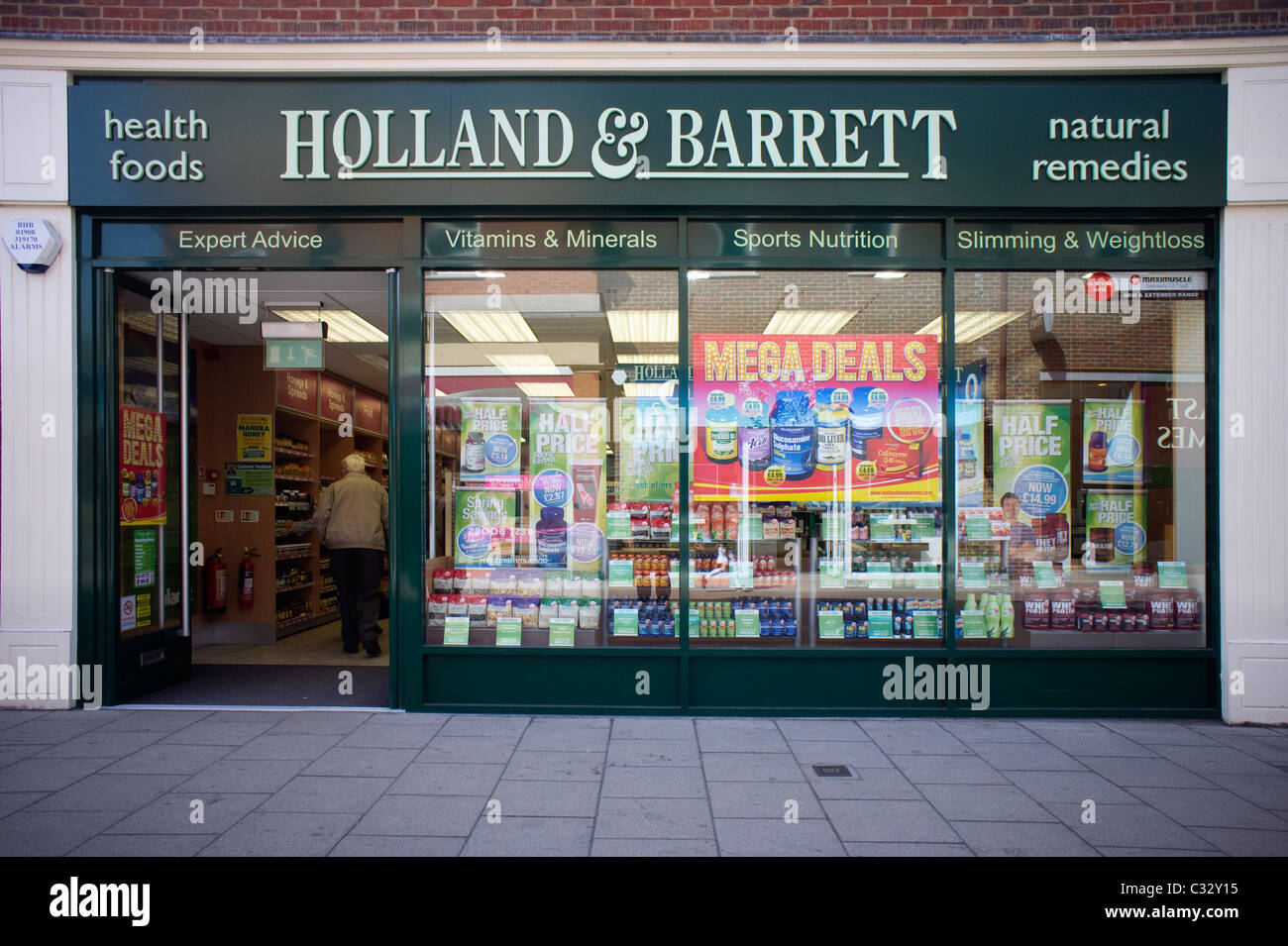 Holland und Barrett Gesundheit Heilmittel Shop in Chesterfield. Stockfoto