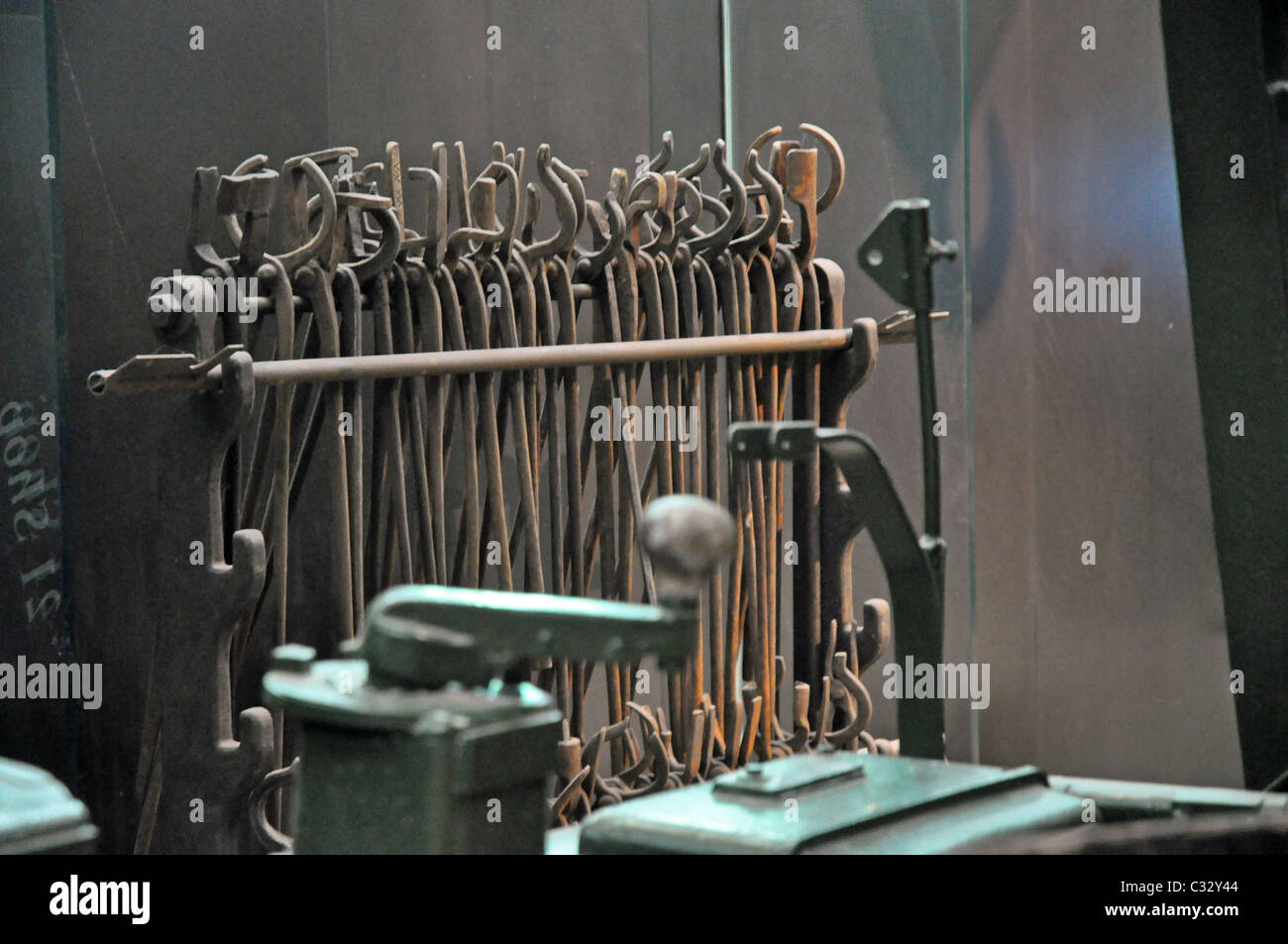 Schmied-Werkzeuge in einer Schmiede rekonstruiert im ein Eisenbahn-Museum Stockfoto