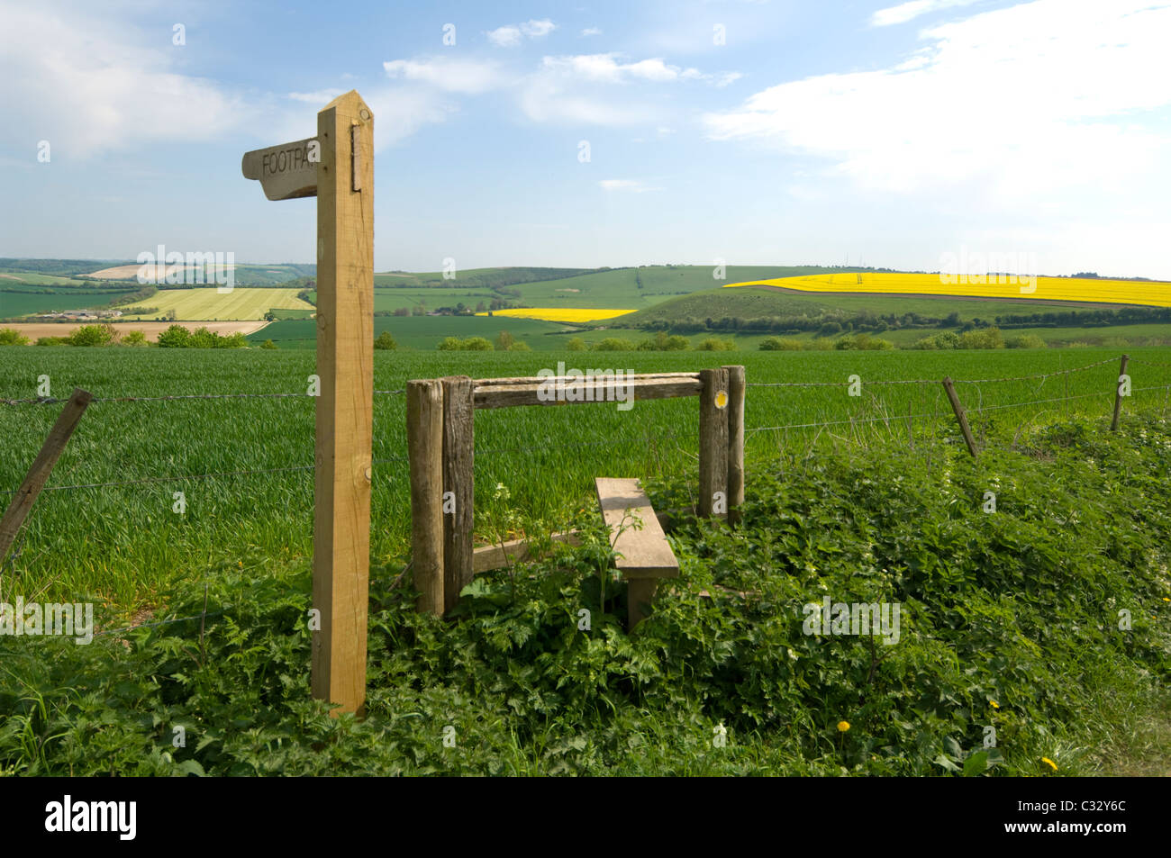 Blick auf Ackerland in der malerischen Landschaft, Alte Winchester Hill, Meon Valley, Hampshire, Großbritannien Stockfoto