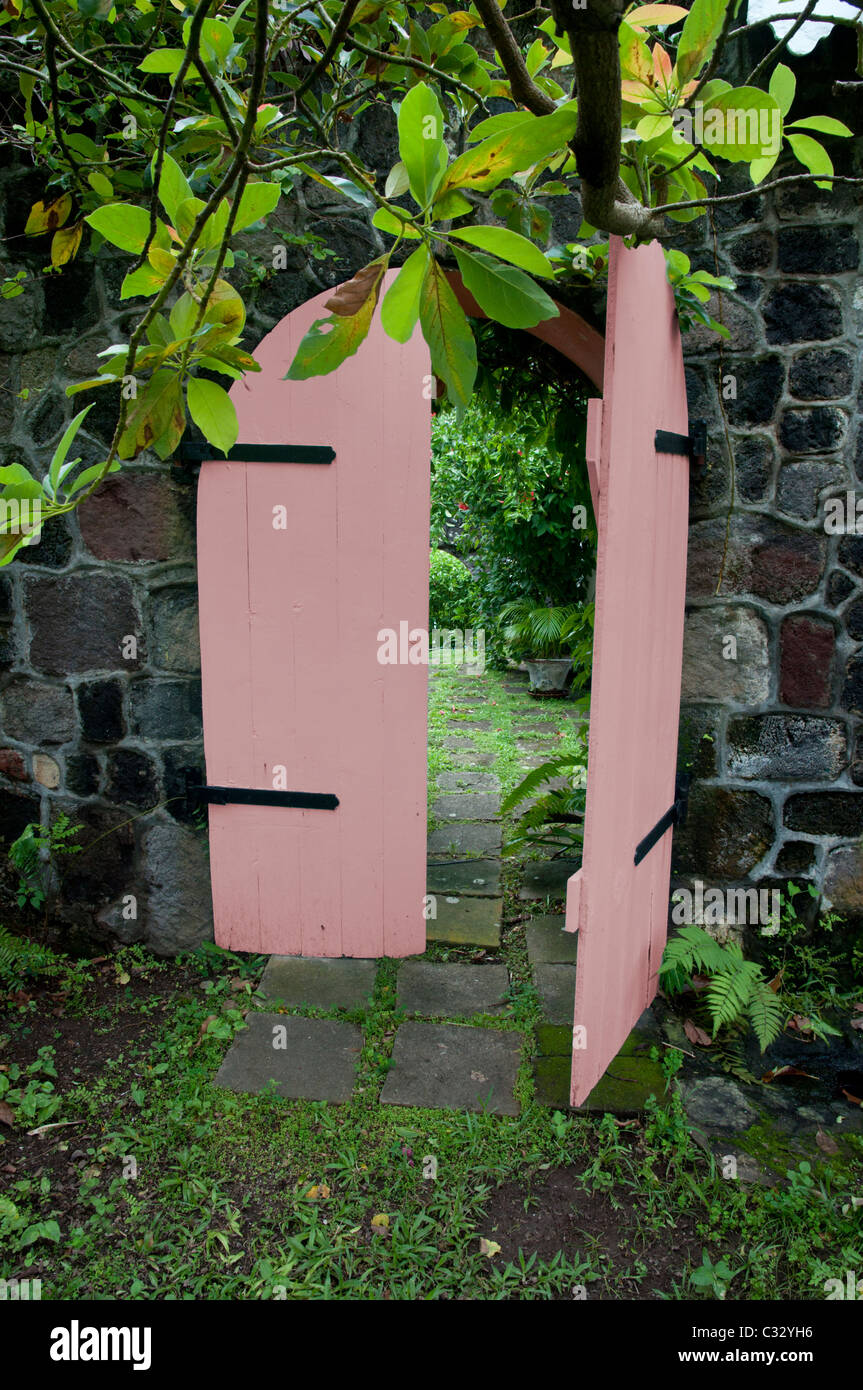 hölzerne Doppel Türöffnung, tropischen Garten, St. Kitts Stockfoto