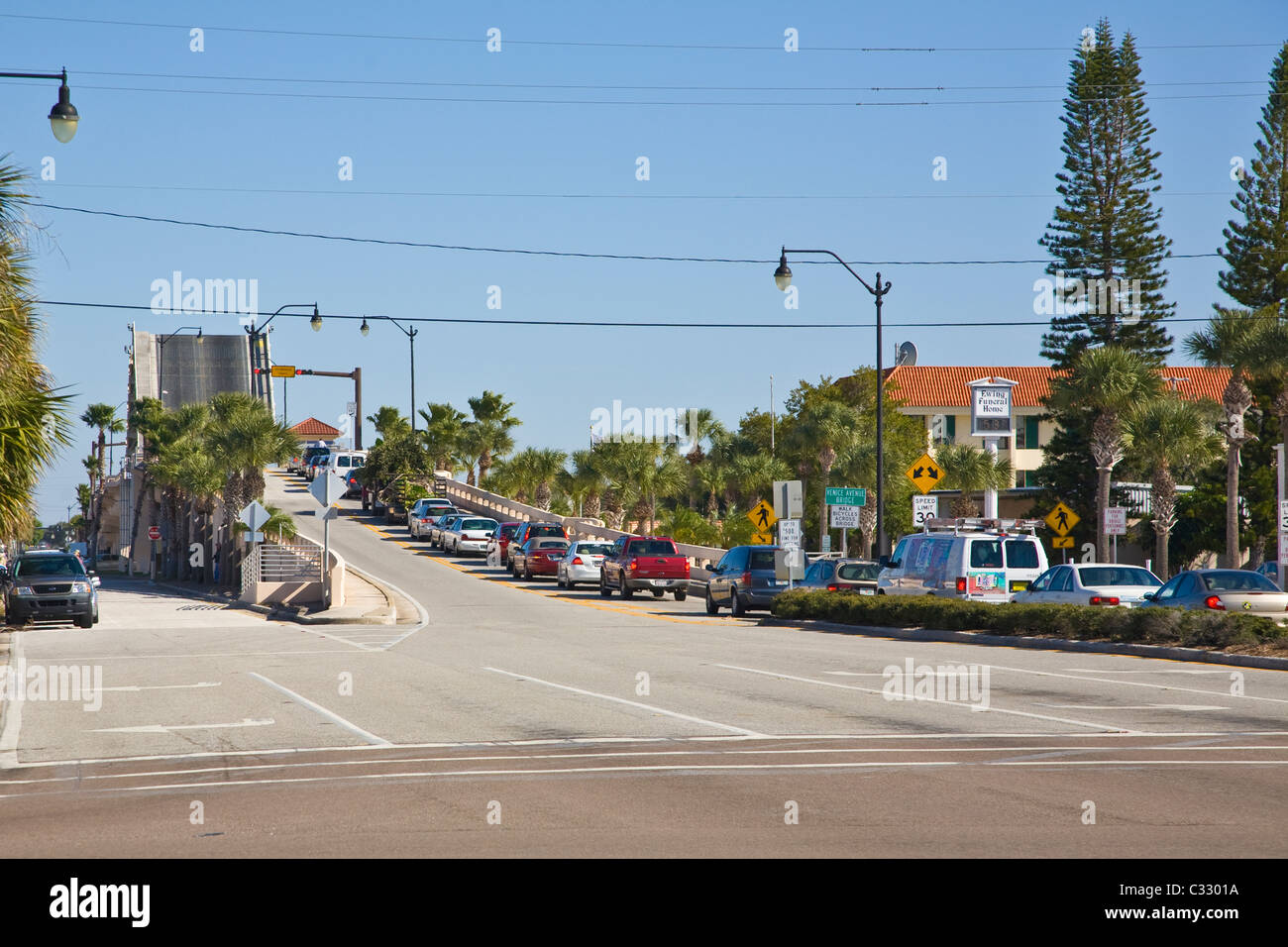 Schlange von Autos warten auf offenen Zugbrücke in Venice Florida Stockfoto