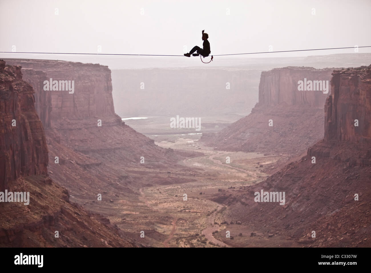 Andy Lewis arbeitet an einer Welt Rekord Highline, drei hundert und vierzig Fuß lang, in der Obstschale in Moab, Utah, USA. Stockfoto