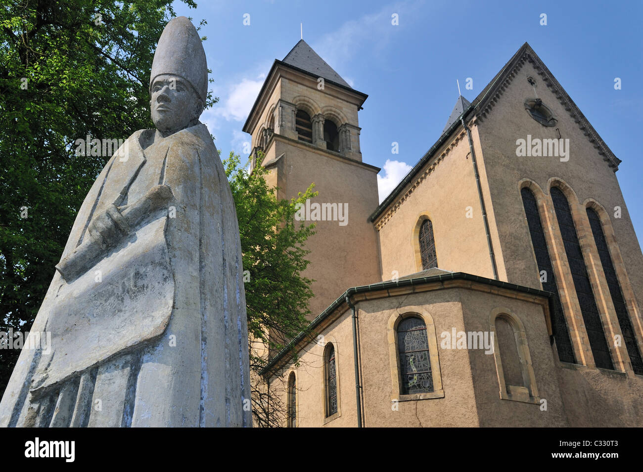 Statue des Heiligen Willibrord und die Basilika von Echternach, Großherzogtum Luxemburg Stockfoto