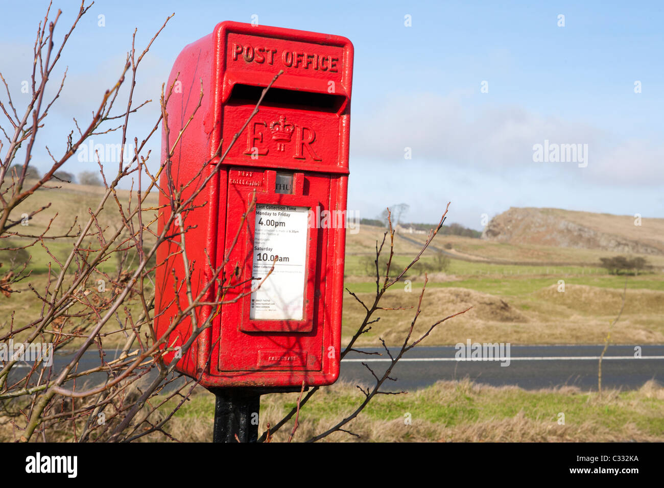 Ein ländliche Briefkasten am zweimal gebraut, Northumberland, England UK - Hadrian Wand verläuft entlang der gegenüberliegenden Hügel Stockfoto