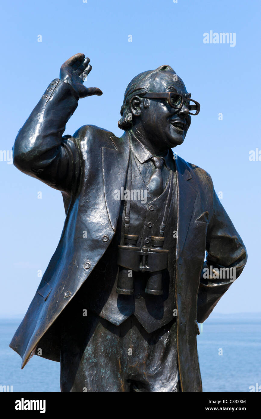 Statue der Komiker Eric Morecambe direkt am Meer in das Seebad Morecambe, Lancashire, UK Stockfoto
