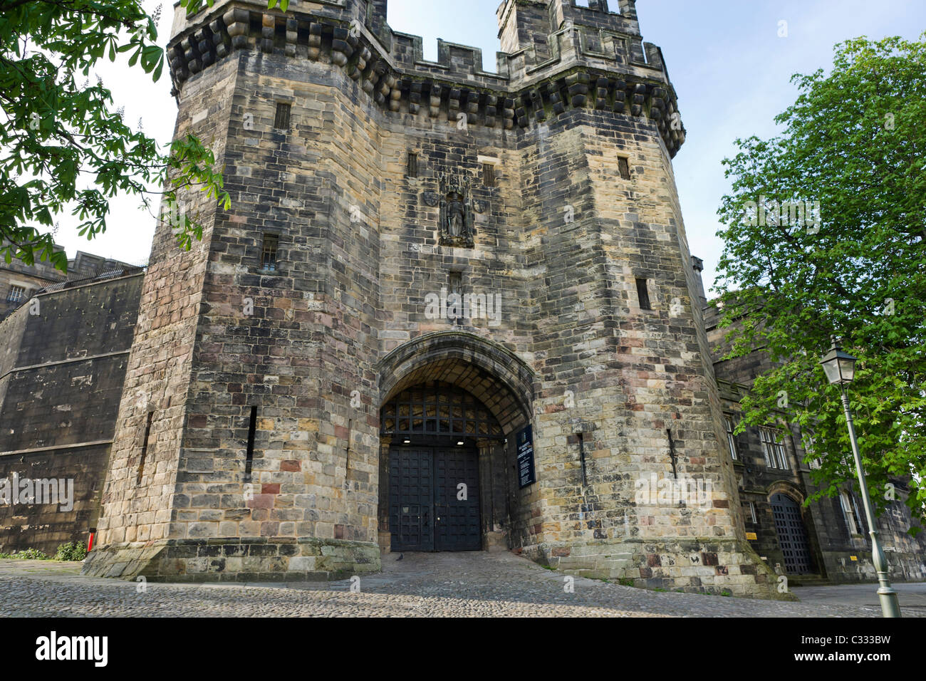 Eingang zum Lancaster Castle, Lancaster, Lancashire, UK Stockfoto