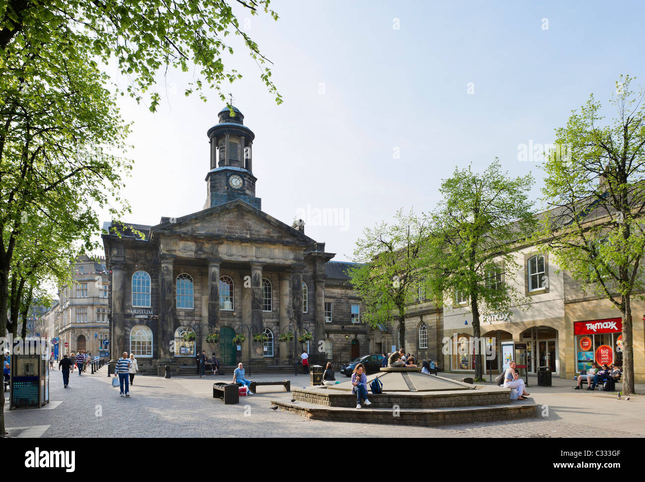 Marktplatz und Museum in der historischen Innenstadt, Lancaster, Lancashire, UK Stockfoto