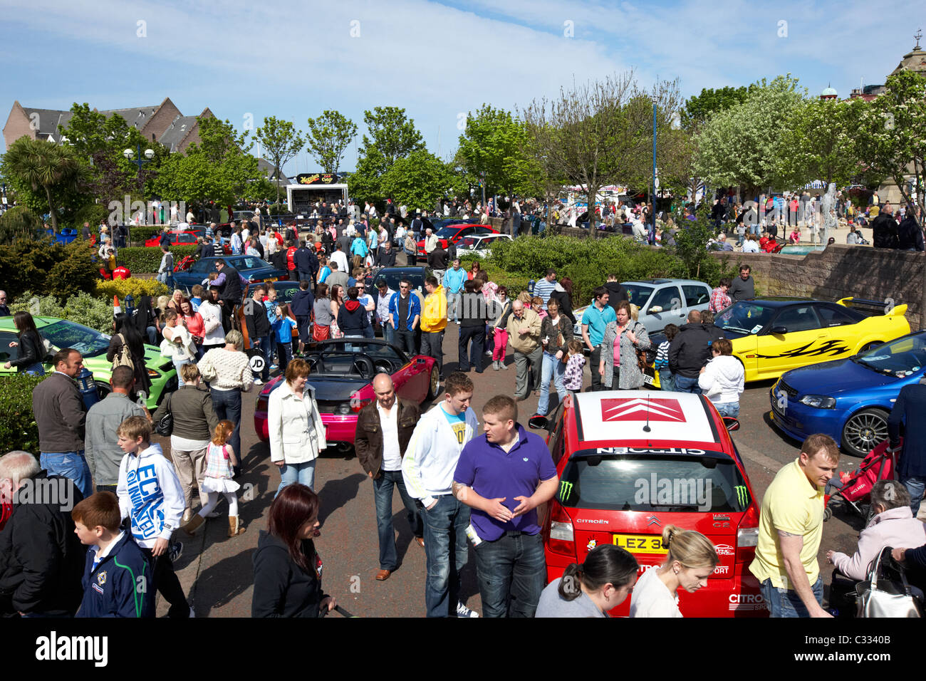 Massen an einer modifizierten Auto-Show in Großbritannien Stockfoto