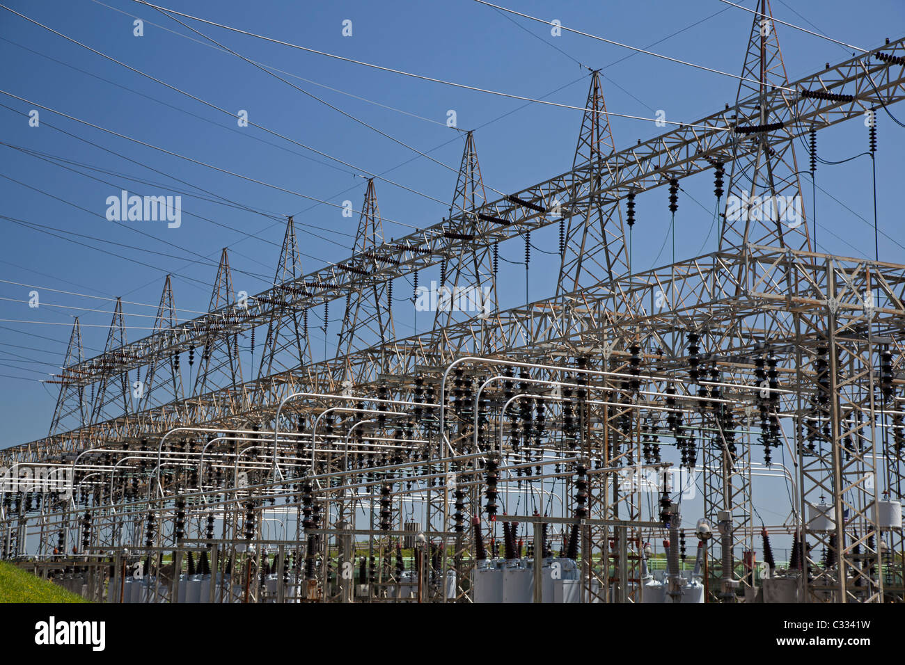 Lenoir City, Tennessee - elektrische Übertragungseinrichtungen am Fort Loudoun Dam, betrieben durch die Tennessee Valley Authority. Stockfoto