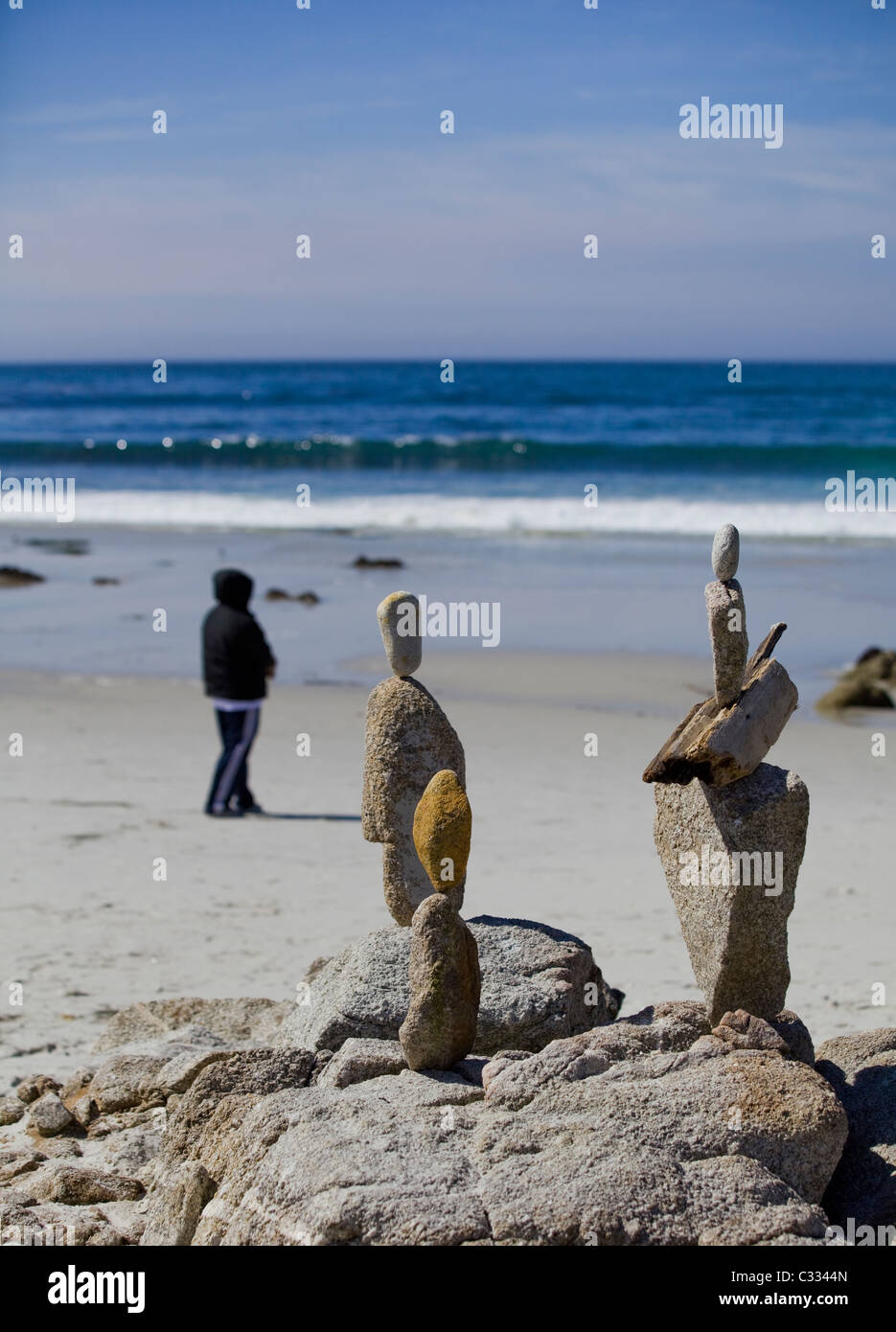Rock, ausgleichend - fein ausgewogene und kreative Stein Stapeln an der Küste von Zentral-Kalifornien Stockfoto