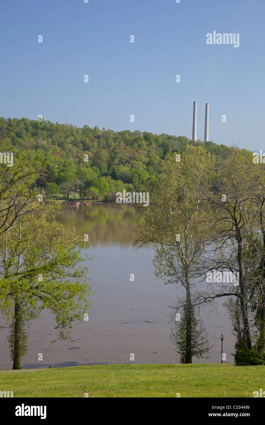Kohle-Kraftwerk über Watts Bar See Stockfoto