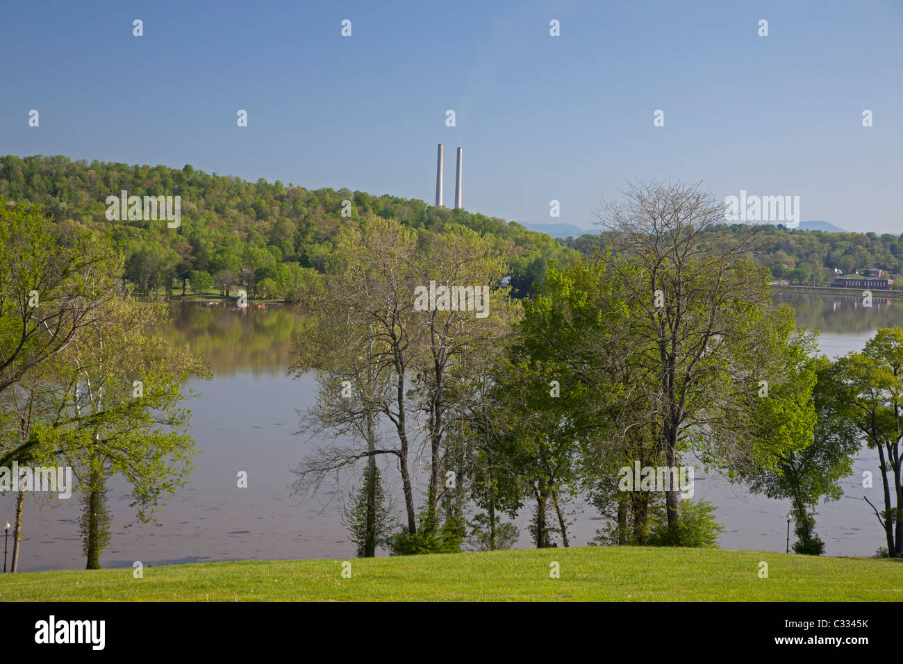 Kohle-Kraftwerk über Watts Bar See Stockfoto