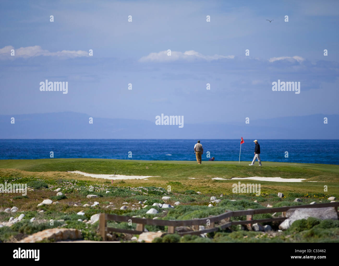 Golfer auf Putting Green auf der berühmten Oceanfront Pebble Beach Golf course Stockfoto